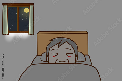 月あかりが照らす中ベッドですやすやと眠る高齢の男性