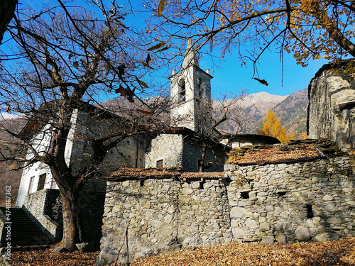 Chiesa di San Giovanni di Bioggio (691 m). Splendido esempio medioevale di insediamento religioso in un bosco di castani sulle Alpi retiche in Valtellina.