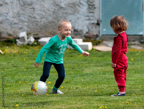Chłopiec z dziewczynką grają w piłkę