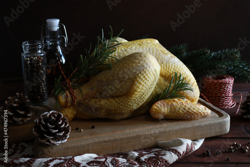 Cappone fresco per il pranzo di Natale su tavola di legno. Natale e festività natalizie. Avvicinamento.
