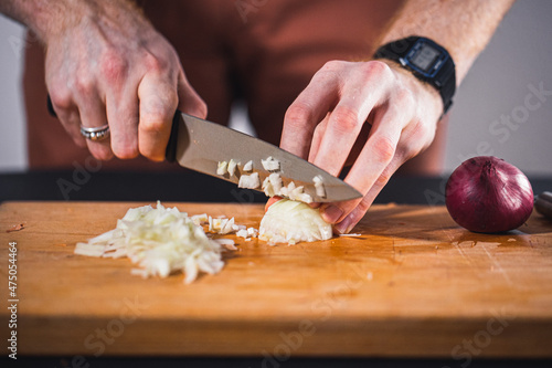 Zwiebel schneiden auf Brett