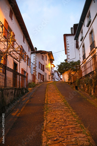 calle atardecer de casas con ventanas rojas en sara pueblo vasco francés francia 4M0A7867-as21