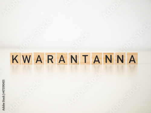 Kwarantanna - napis z drewnianych kostek, covid 19, 