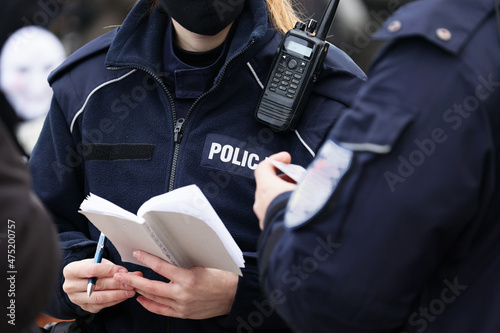 Legitymowanie osoby przez Polscy policjanci. 