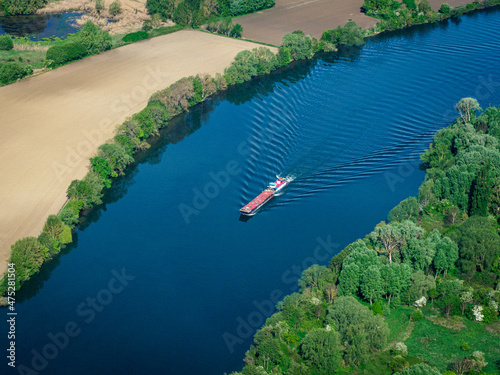 vue aérienne d'une péniche sur la Seine à l'ouest de Paris