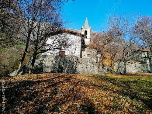 Chiesa di San Giovanni di Bioggio (691 m). Splendido esempio medioevale di insediamento religioso nel bosco di castani sulle Alpi retiche in Valtellina. 