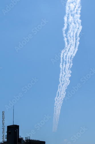 青空を飛ぶ飛行機の隊列と飛行機雲