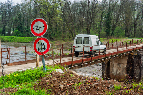 passage interdit aux vehicules de plus de 2m de large et de 1,5 tonne