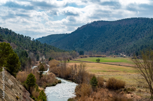 Río Cabriel rodeado de montes y tierras de siembra a la altura de la aldea "Casas del Río"