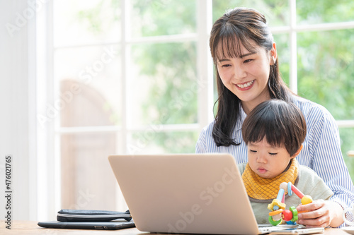 在宅で仕事をするママと赤ちゃん