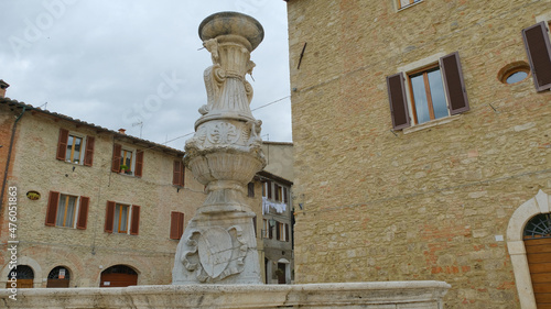 Una fontana nel centro storico di Asciano in provincia di Siena, Italia.