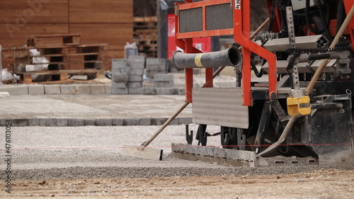 Budowa parkingu. Maszyna do wyrównywania podłoża pod kostkę brukowa. Construction of a parking lot. Machine for leveling the ground under paving stones.