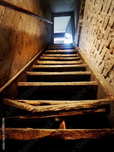 stare drewniane schody