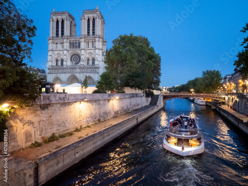 Catedral de Notre Dame en Paris, Francia junto al rio Sena