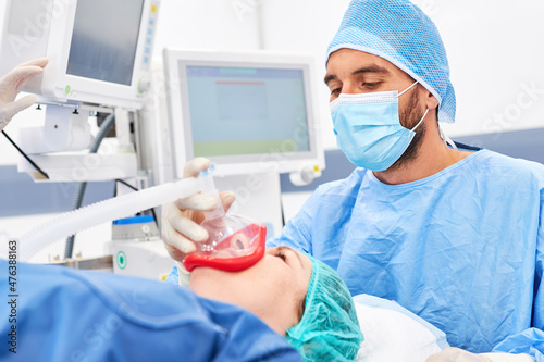 Anästhesist gibt Patientin Anästhesie Behandlung
