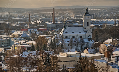 Kościół świętego Michała Ostrowiec Świętokrzyski w śniegu - pierwszy dzień zimy .