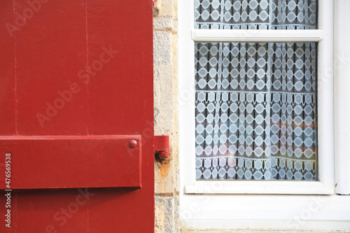 ventana blanca y contraventana roja con cortina de encaje casa de espelette pueblo vasco francés francia 4M0A8398-as21