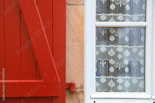 ventana blanca y contraventana roja con cortina de encaje casa de espelette pueblo vasco francés francia 4M0A8410-as21