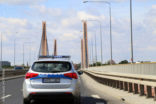 Policjanci wydziału prewencji polskiej policji w mieście