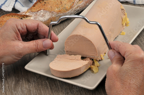 Couper du foie gras avec une lyre à foie gras