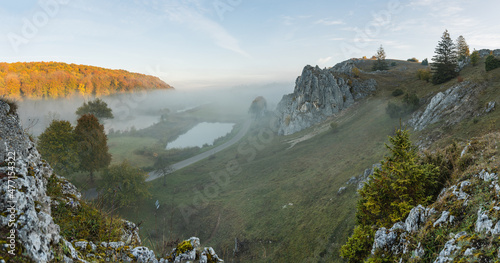 Panorama des Eselsburger Tals mit den Steinernen Jungfrauen und Herbrechtingen im Hintergrund