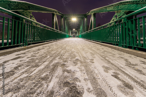 Nowoczesny żelazny most w nocy zimą. Most im. Heleny Sendlerowej w Opolu