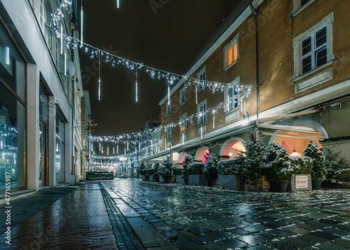 ulica Opola w nocy ze świątecznymi iluminacjami