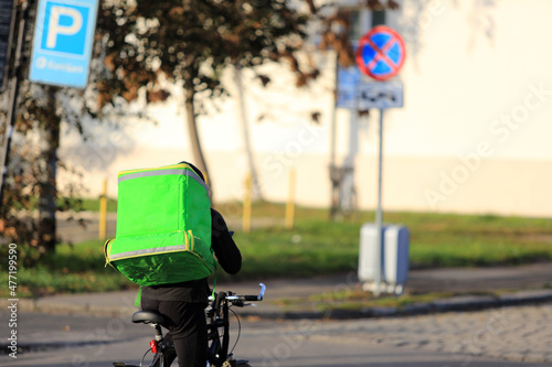 Kurier na rowerze, dostarcza jedzenie na ulicach miasta. 