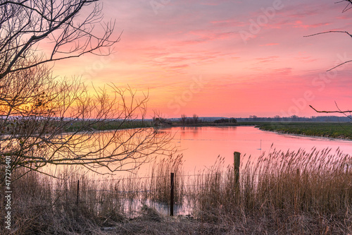 Aube sur les étangs en hiver en baie de Somme