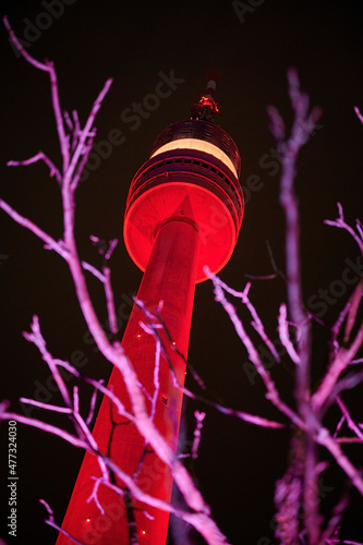 Fernsehturm Florian der deutschen Stadt Dortmund leuchtet rot im Dunkel der Nacht