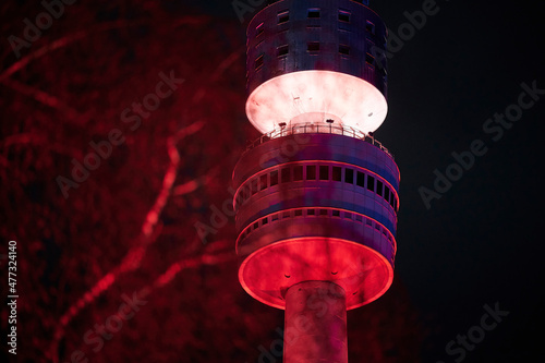 Fernsehturm Florian der deutschen Stadt Dortmund leuchtet rot im Dunkel der Nacht