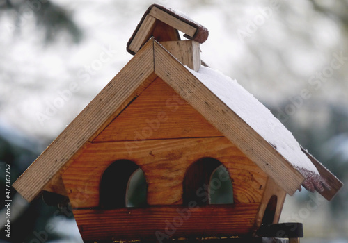 Drewniany karmnik dla ptaków domowej roboty