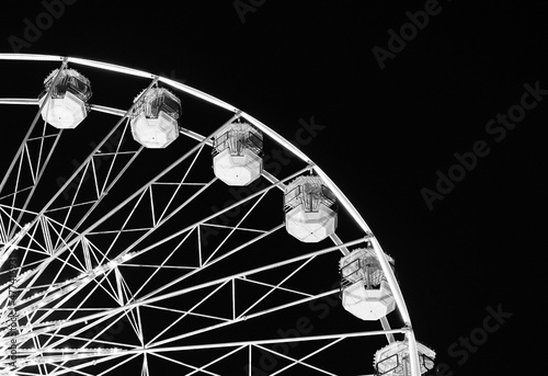 La grande roue dans la place Carrière à Nancy, en Lorraine, France, photographie en noir et blanc