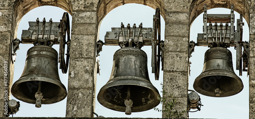 les trois cloches de l'église