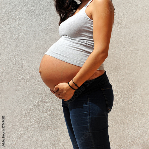 Femme enceinte de profil. Jeune femme en état attendant l'heureuse naissance de son premier bébé 