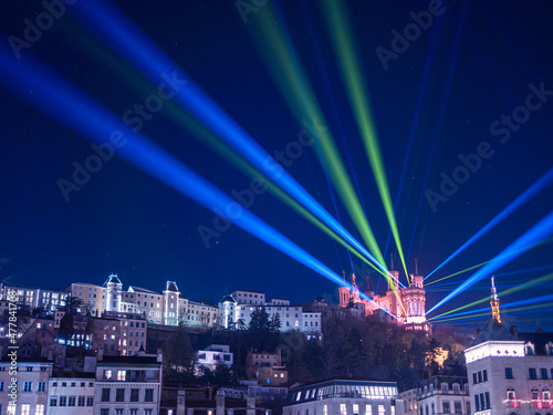 Les illuminations de Fourvière à Lyon avec jeux de lasers dans le ciel nocturne 