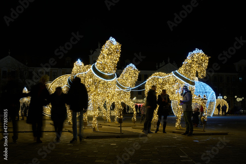 Beleuchtete Weihnachtsdekoration als Attraktion auf dem Domplatz in Magdeburg zur Weihnachtszeit
