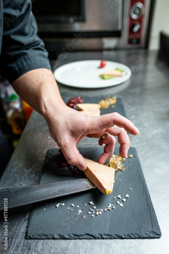dressage de foie gras dans cuisine de restaurant