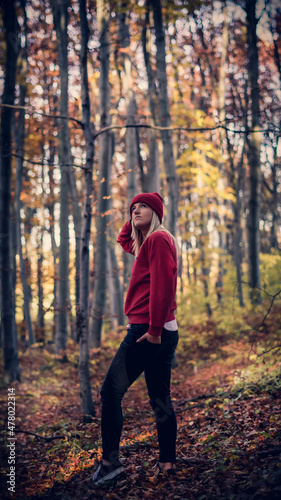 Jesienny portret kobiety w lesie