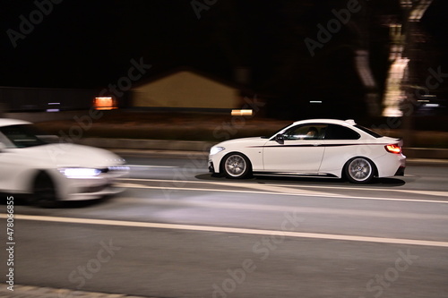 Auto fährt bei Nacht, Mitzieher BMW 2er Coupe F22 F23