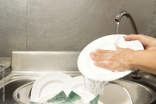 rinse and drain, as usual, the oily stain be removed, kitchen tips