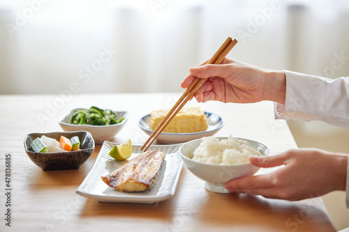 和食の朝ごはんを食べる女性の手元