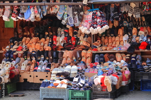 Stragan z kapciami na bazarze w Zakopanym.