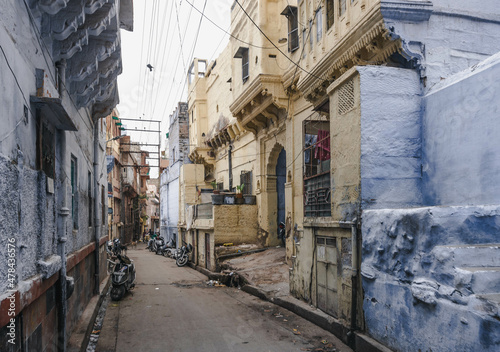Narrow streets of the blue city of India Jodhpur (Jodhpur)
