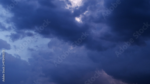 Temps orageux, et ciel occupé par de gros cumulonimbus