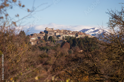 l'antico paesino di Capranica Prenestina, incastonato sui monti. Capranica si trova a poca distanza da Roma, nei pressi del monte Guadagnolo, a circa 900 metri di altitudine.