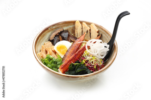 Japońska zupa pho z owocami morza. Traditional Japanese zupa ramen. Zupa w misce, potrawa na białym tle.