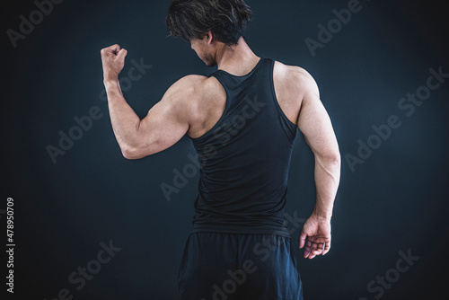 筋肉を鍛える男性（背中） 