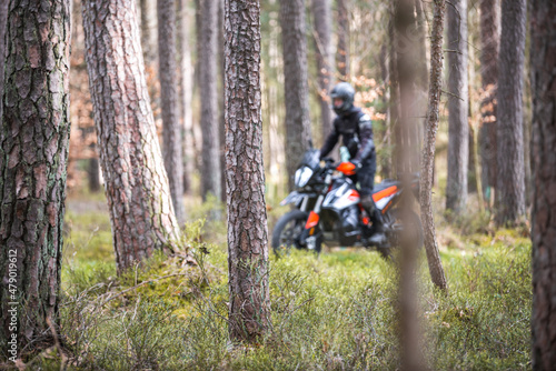 Reiseenduro Motorrad auf Feldweg durch Wald