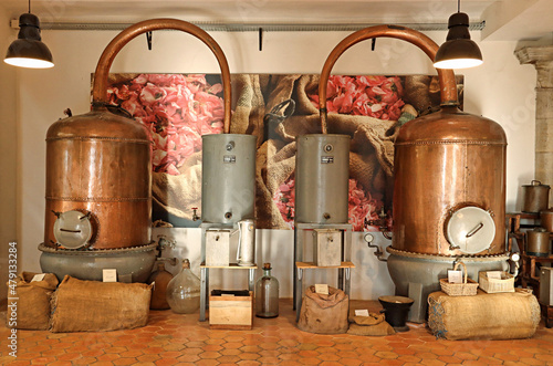 Ancien alambic utilisé pour la distillation de parfum dans une usine à Grasse, France